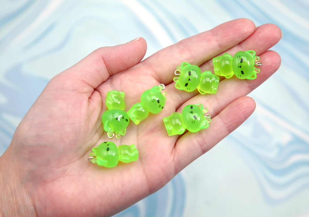 Alien Kitty Charms - 20mm Miniature Alien Cat Charms - Green Gnarp Kitten Plastic Decorations - Cute Glorp Resin Pendants (6 pieces)