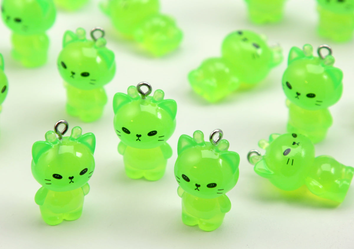 Alien Kitty Charms - 20mm Miniature Alien Cat Charms - Green Gnarp Kitten Plastic Decorations - Cute Glorp Resin Pendants (6 pieces)