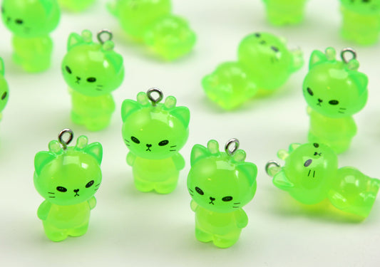 Alien Kitty Charms - 20mm Miniature Alien Cat Charms - Green Gnarp Kitten Plastic Decorations - Cute Glorp Resin Pendants (6 pieces)