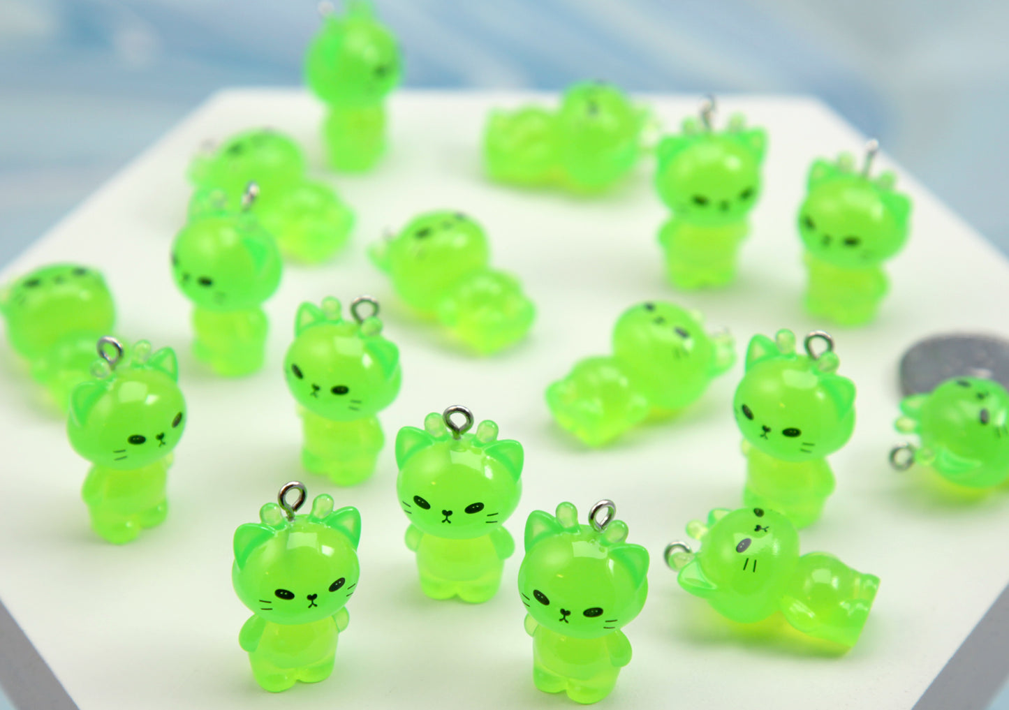 Alien Kitty Charms - 20mm Miniature Alien Cat Charms - Green Gnarp Kitten Plastic Decorations - Cute Glorp Resin Pendants (6 pieces)