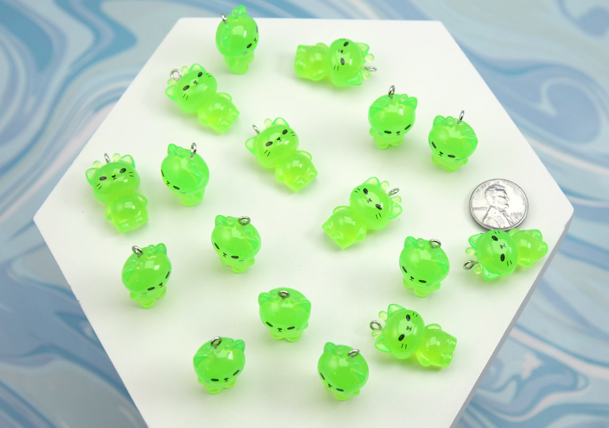 Alien Kitty Charms - 20mm Miniature Alien Cat Charms - Green Gnarp Kitten Plastic Decorations - Cute Glorp Resin Pendants (6 pieces)