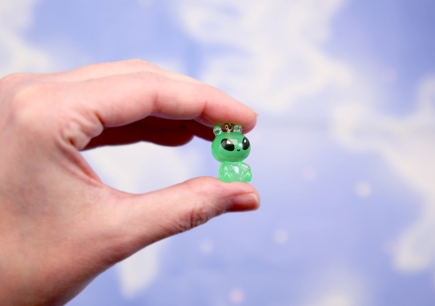 Little Alien Charms - 20mm Little Miniature Aliens - Toy 3d Mini Aliens Plastic Decorations Resin Pendants (8 pieces)
