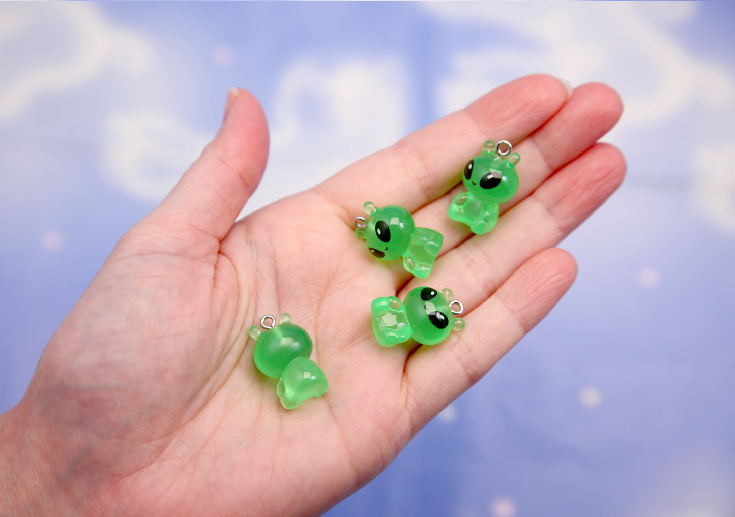Little Alien Charms - 20mm Little Miniature Aliens - Toy 3d Mini Aliens Plastic Decorations Resin Pendants (8 pieces)