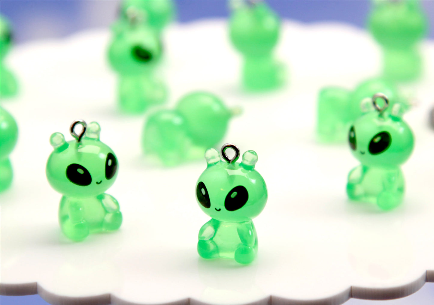 Little Alien Charms - 20mm Little Miniature Aliens - Toy 3d Mini Aliens Plastic Decorations Resin Pendants (8 pieces)