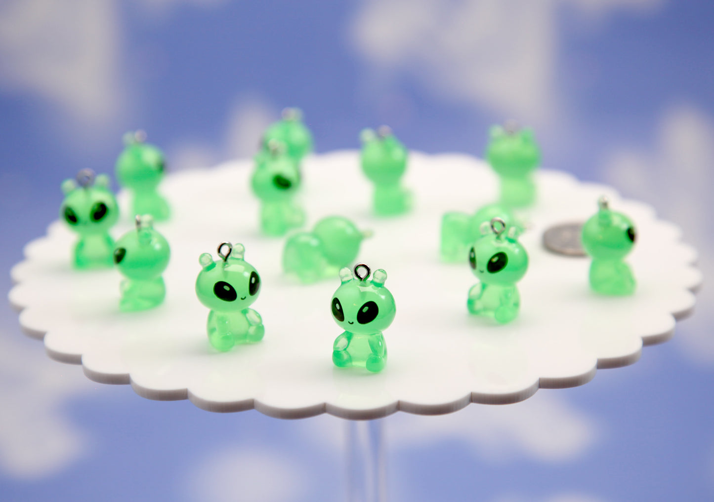 Little Alien Charms - 20mm Little Miniature Aliens - Toy 3d Mini Aliens Plastic Decorations Resin Pendants (8 pieces)