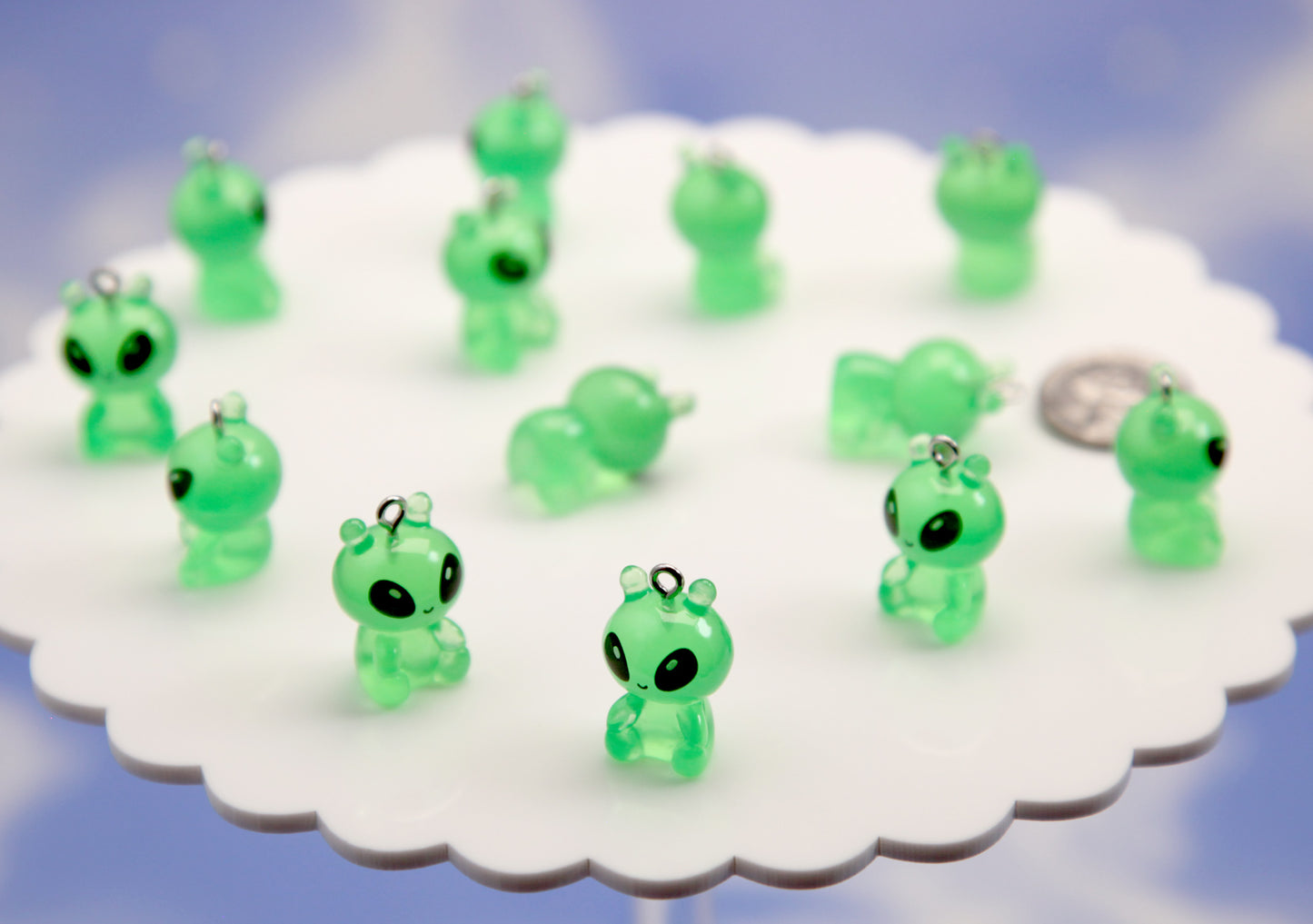Little Alien Charms - 20mm Little Miniature Aliens - Toy 3d Mini Aliens Plastic Decorations Resin Pendants (8 pieces)